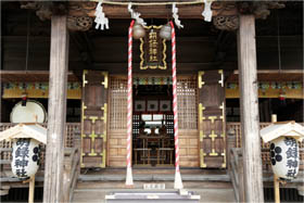 写真: 胡録神社の神殿