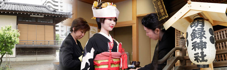 写真: 黒引き袖花嫁の着付け・胡録神社神社の風景