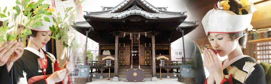 写真:胡録神社の社殿・黒引き袖の花嫁